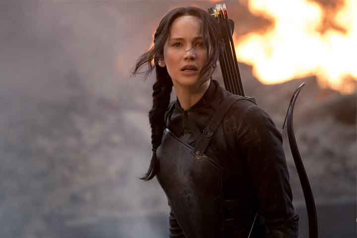 A atriz alcançou grande popularidade ao interpretar Mística em X-Men e Katniss Everdeen em Jogos Vorazes, franquias que se tornaram sucessos de bilheteria. 