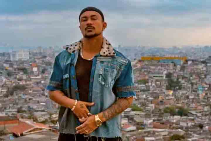 O cantor e ator Xamã está atualmente em destaque no papel do traficante Bagdá em “Três Graças”, novela das 21h da Globo. No programa “Papo de Segunda”, do GNT, ele falou sobre como sua vivência pessoal na juventude influenciou diretamente a composição do personagem. 
