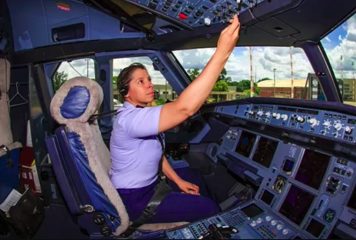 Em 2021, a pilota foi transferida para o Comando de Operações Aeroespaciais (Comae). 