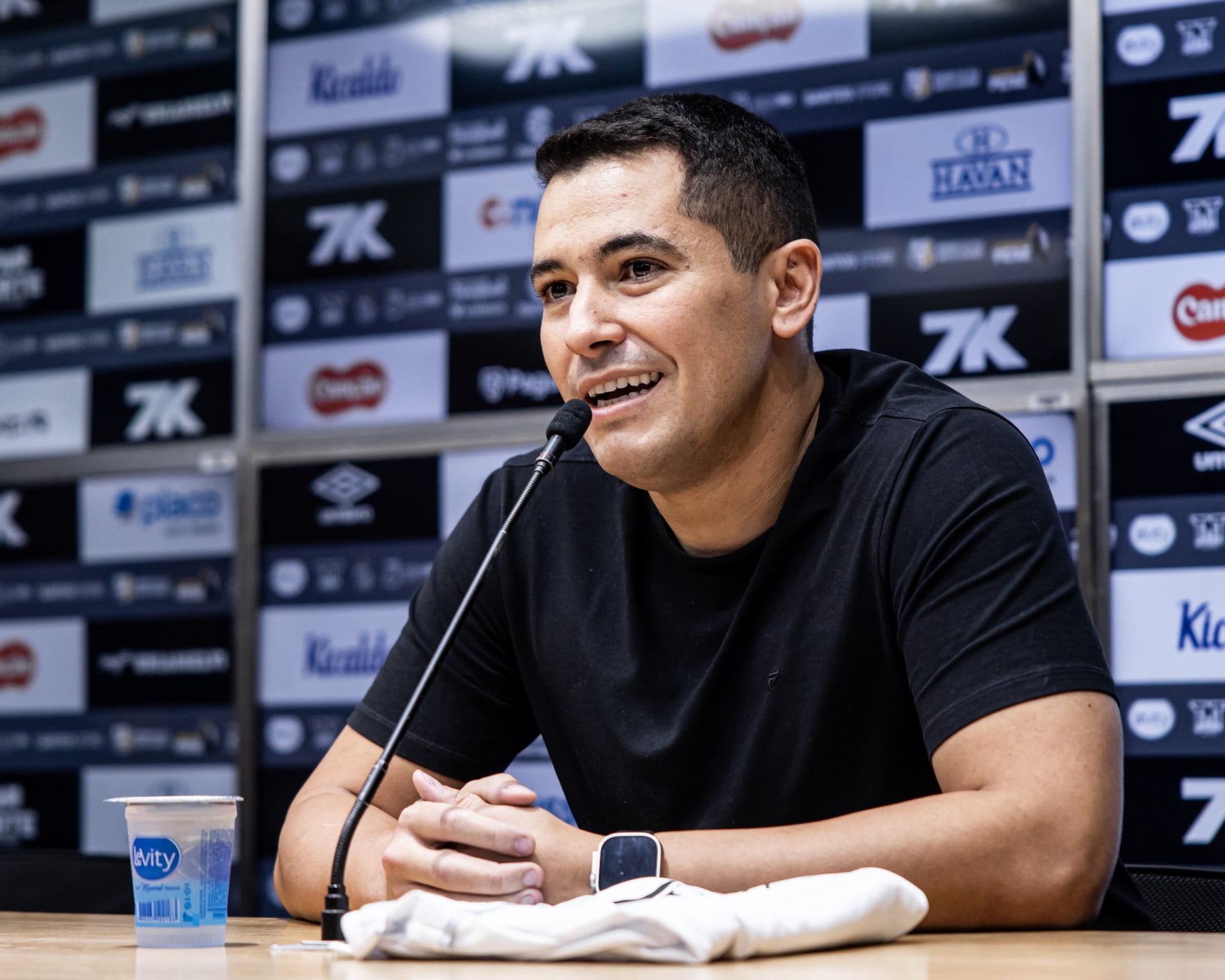 Coletiva Pedro Martins na Vila Belmiro (Foto: Raul Baretta/ Santos FC)