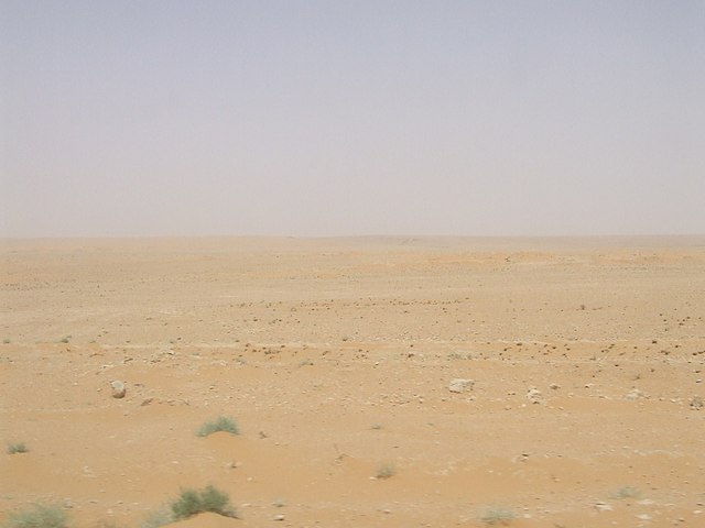 9º Deserto Sírio (520.000 km²) - Fica na Península Arábica, abrangendo partes de Síria, Iraque, Jordânia, Arábia Saudita e Kuwait. Historicamente habitado por povos beduínos, ainda já tribos que permanecem na região, perto dos oásis