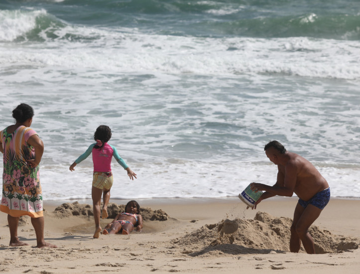 FORTALEZA, CEARÁ, BRASIL,28.12.2025: Movimentação nas barracas da Praia do Futuro.  (foto: Fabio Lima/OPOVO).