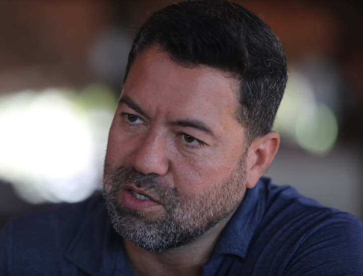 FORTALEZA, CEARÁ, BRASIL,28.12.2025: Ivan Assunção, presidente da associação de barracas da praia do futuro. Movimentação nas barracas da Praia do Futuro.  (foto: Fabio Lima/OPOVO).