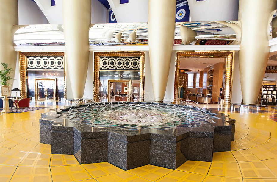 O interior segue a simbologia dos elementos terra, fogo, água e ar, representados em fontes, espelhos d’água e iluminação teatral.