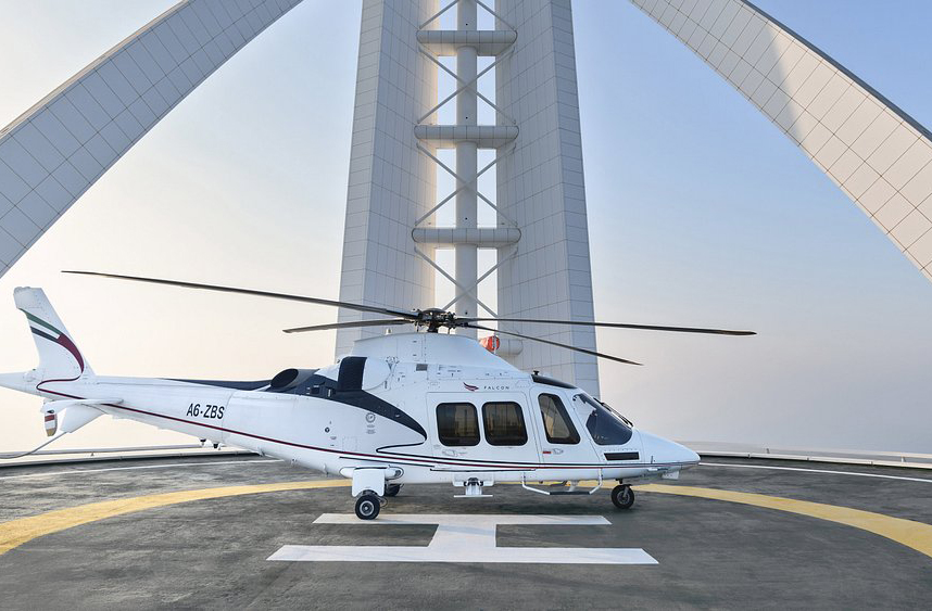 O heliponto no topo do hotel não é apenas funcional: é um símbolo de acesso aéreo restrito e status elevado.