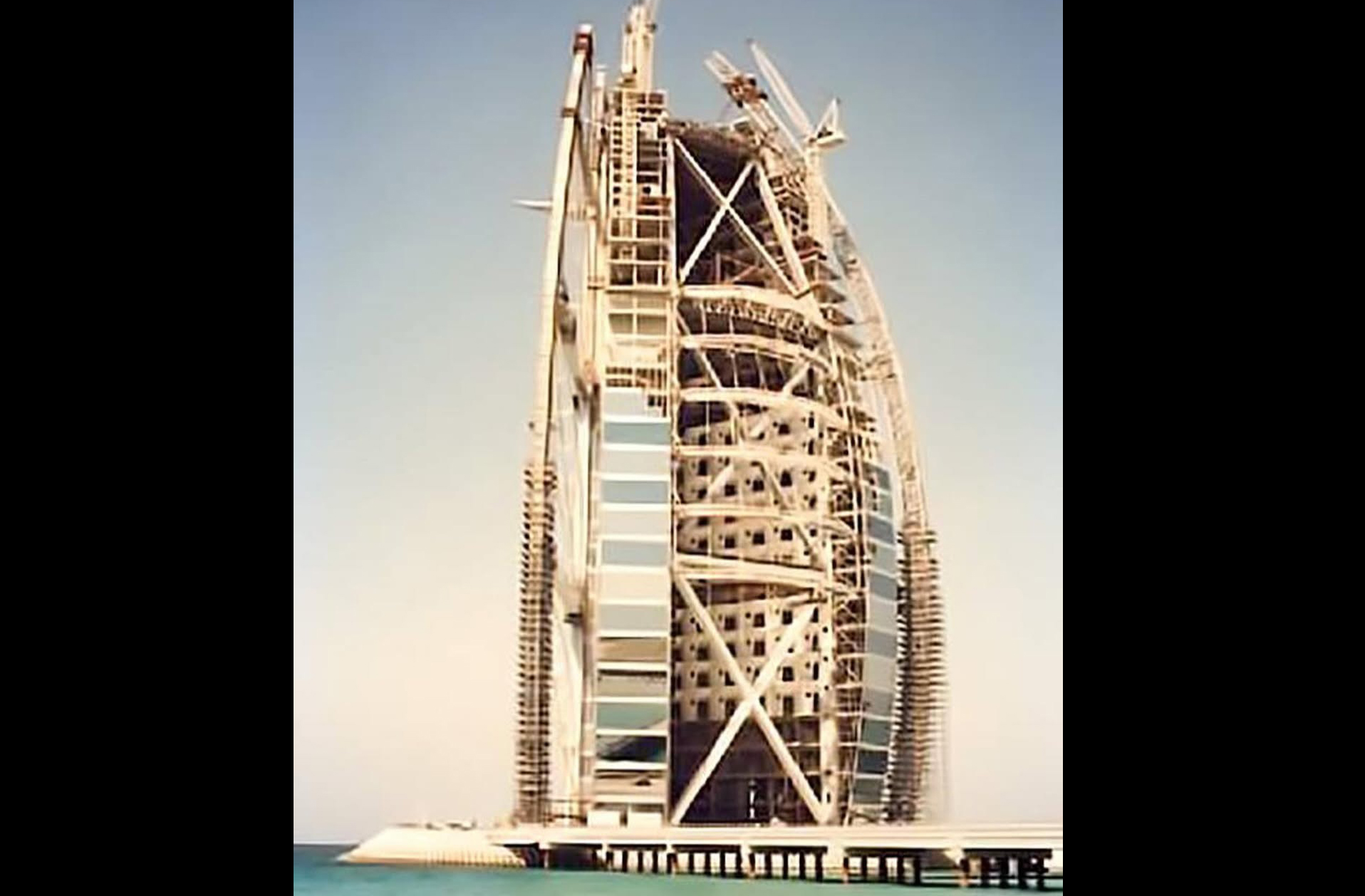 A estrutura foi pensada para suportar o clima extremo: ventos intensos, calor desértico e salinidade marítima, sem comprometer o design.