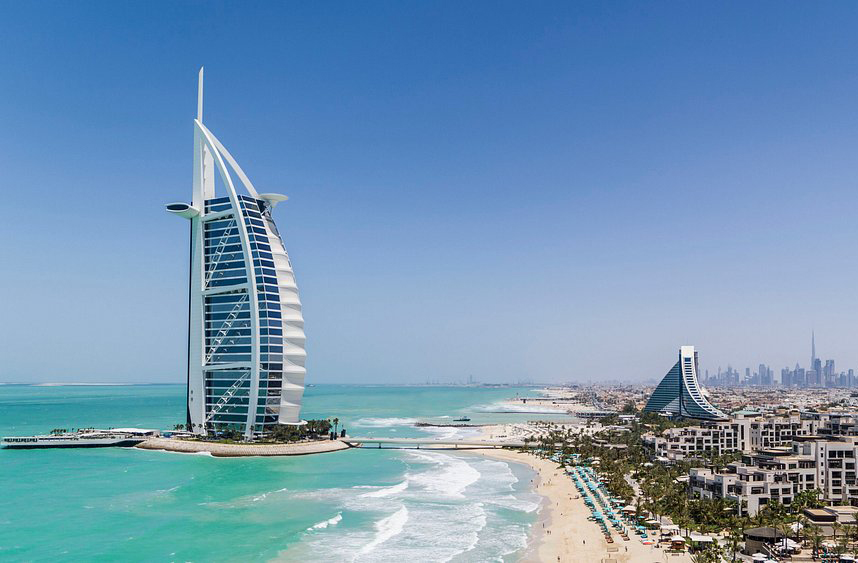 Erguido em uma ilha artificial, o autoproclamado hotel 7 estrelas Burj Al Arab é símbolo máximo de luxo, engenharia ousada e identidade nacional dos Emirados Árabes Unidos. Trata-se de uma declaração arquitetônica de poder, luxo e ambição nacional, projetado para posicionar Dubai como capital global da inovação urbana.
