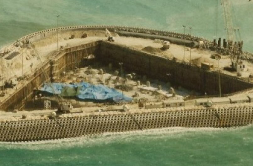 Construir no mar exigiu soluções inéditas para lidar com marés, salinidade e ventos fortes, tornando o hotel um marco da engenharia costeira.
