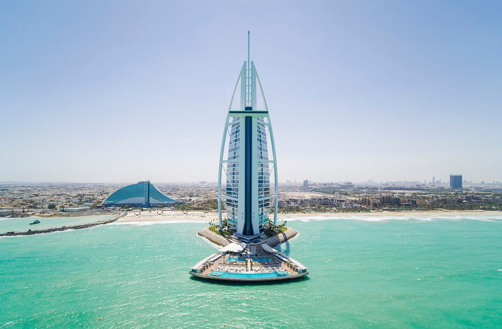 Com 321 metros, o Burj Al Arab é um dos hotéis mais altos do mundo, superando até a Torre Eiffel e sendo visível de praticamente qualquer ponto da cidade.