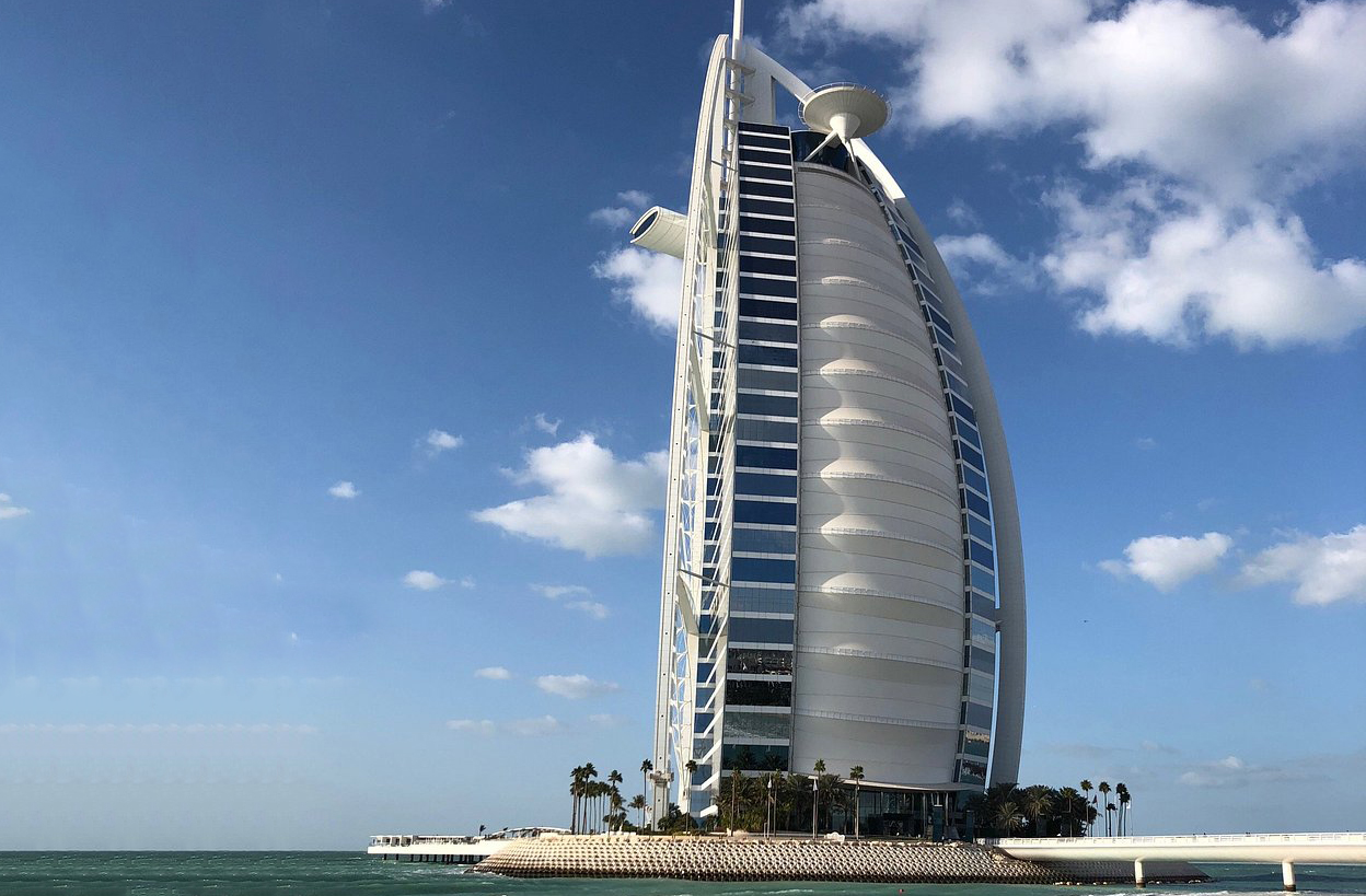 Inspirado nos tradicionais dhows árabes, o formato de vela foi concebido para criar uma silhueta inconfundível e culturalmente enraizada.
