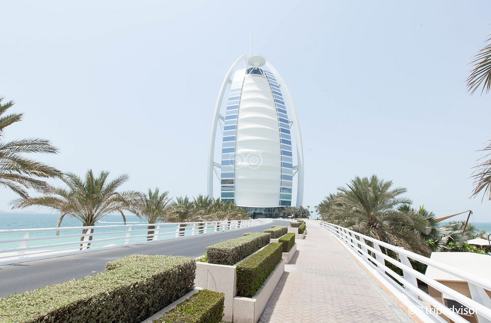 Conectado à terra firme por uma ponte exclusiva de 280 metros, o hotel reforça sua imagem de espaço reservado à elite global.
