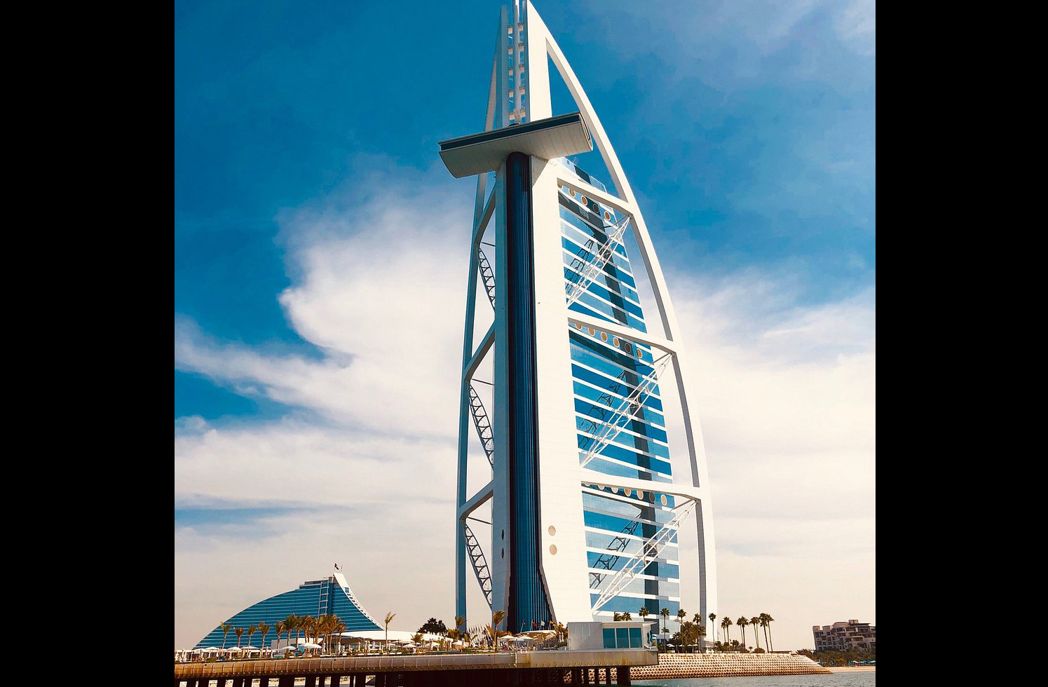 Primeira do mundo a aplicar fibra de vidro com teflon em escala vertical, a fachada dupla atua como barreira térmica e tela de iluminação noturna.