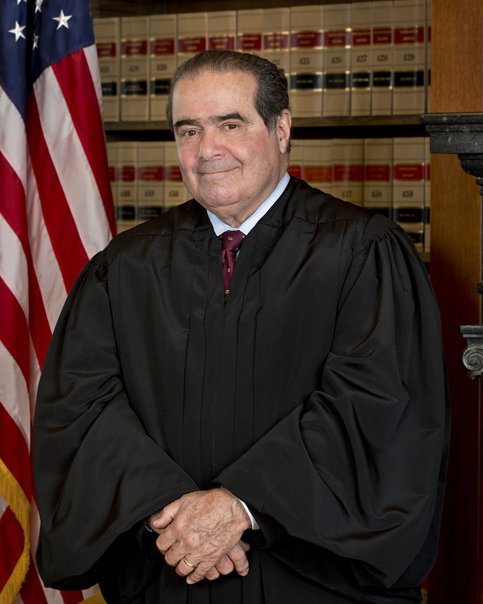 Antonin Scalia – juiz da Suprema Corte dos EUA, nascido em 11 março 1936, morreu em 13 fevereiro 2016 no Texas, enquanto dormia; sofria de apneia e problemas cardíacos.