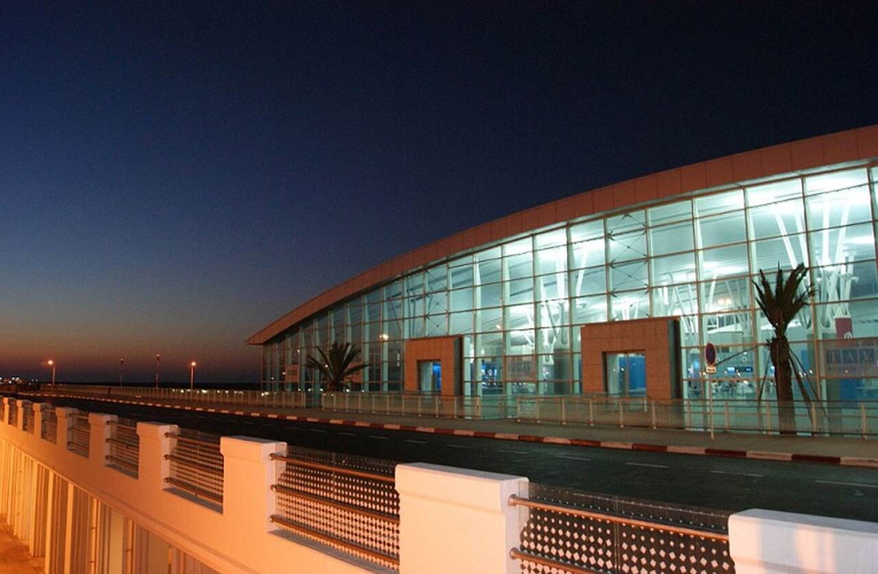 O país também possui uma infraestrutura moderna de transportes, incluindo rodovias, ferrovias e aeroportos. O Aeroporto Internacional de Túnis-Cartago é um ponto crucial na conexão entre a África e a Europa.