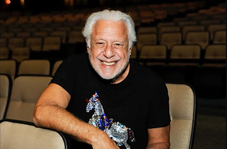 Antônio Fagundes está prestes a retornar às novelas da Globo após sete anos longe do formato. Segundo a coluna Outro Canal, do F5, o ator deve assinar contrato para integrar Quem Ama, Cuida, nova novela de Walcyr Carrasco prevista para maio de 2026.