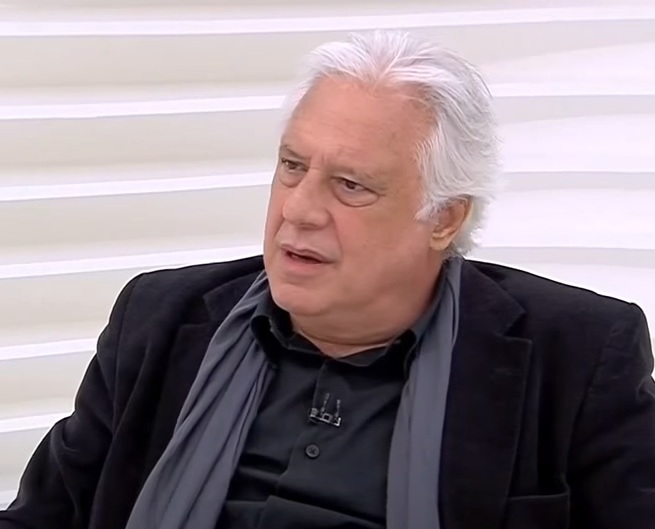 Conhecido por sua rigorosa pontualidade no teatro, o ator revelou já ter enfrentado oito processos de espectadores que chegaram atrasados às suas peças, vencendo todos eles. Ele ressalta que o site oficial e as divulgações dos espetáculos sempre deixam clara a exigência de chegar no horário.
