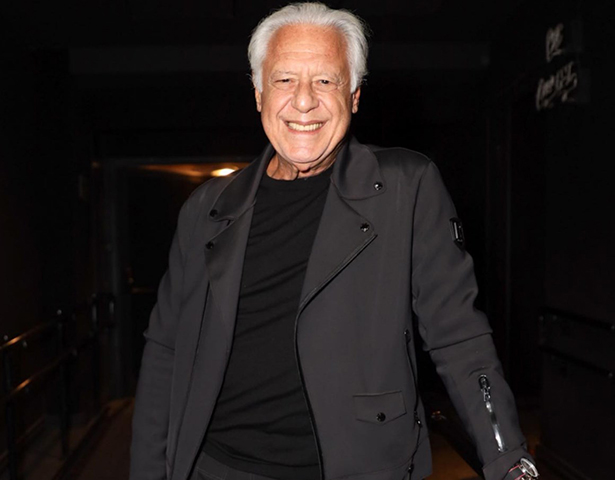 Ele disse: Ainda me surpreende a dificuldade que algumas pessoas têm de entender que o nosso espetáculo começa rigorosamente no horário marcado e que não é permitida a entrada com a sessão já em andamento.