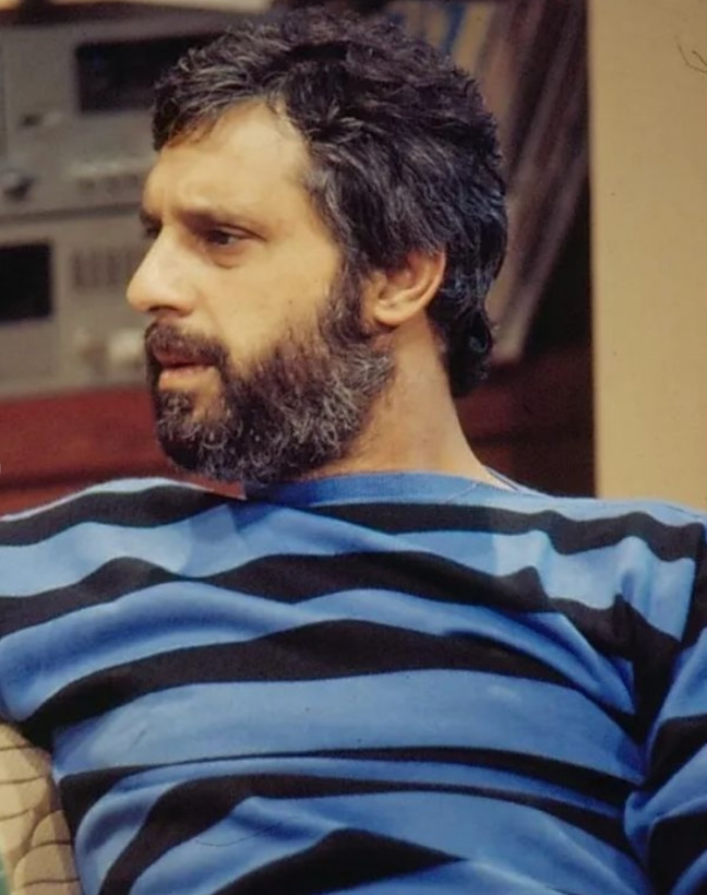 Antonio Fagundes, que nasceu em 18 de abril de 1949 é um dos principais nomes do entretenimento brasileiro, com mais de 50 anos de carreira na televisão, no teatro e no cinema. Desde cedo, mostrou interesse pelas artes e ingressou no Teatro de Arena na década de 1960.
