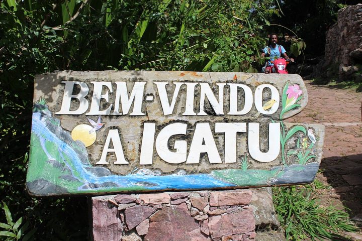 Originalmente chamada de Xique-Xique de Igatu, a vila chegou a ter uma população de até dez mil habitantes, todos envolvidos na extração de diamantes.