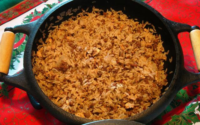 Arroz Marroquino (Marrocos) â Arroz cozido com especiarias, frutas secas e amÃªndoas, equilibrando doÃ§ura e aromas exÃ³ticos.
