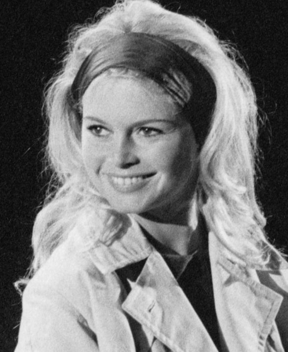 Nascida em  28 de setembro de 1934, Bardot foi ícone do cinema mundial nas décadas de 1950 e 1960, Ela ficou famosa por interpretar personagens emancipados, inclusive no polêmico filme E Deus Criou a Mulher. A francesa foi eleita pela revista TIME um dos cem nomes mais influentes da história da moda.