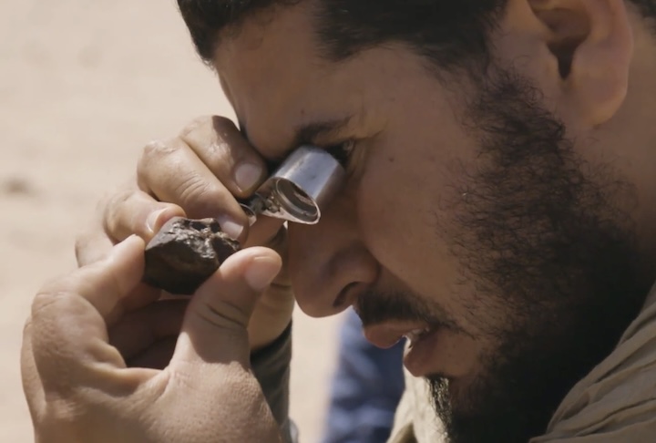 Segundo ele, às vezes basta a observação direta; em outras ocasiões, uma lupa ajuda a confirmar a autenticidade do achado.
