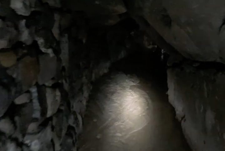 Até hoje, é possível visitar antigos túneis, que guardam ferramentas e vestígios de mineração dos tempos de garimpo.