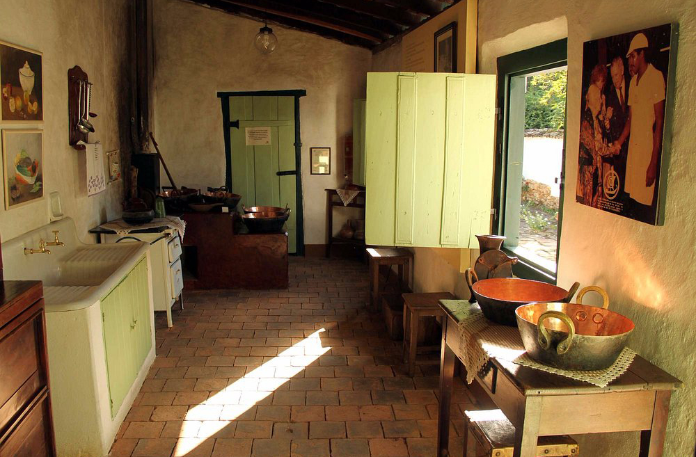 Casa de Cora Coralina (Goiás Velho, GO): A casa onde viveu Cora Coralina um reflexo da simplicidade e força da poetisa. O museu exibe utensílios domésticos, mobiliário, roupas, livros e doces que ela mesma fazia. O ambiente revela a mulher que escrevia sobre o cotidiano com delicadeza e resistência, mesmo começando a publicar aos 76 anos.