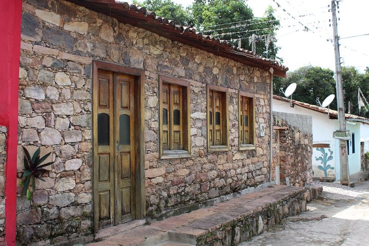 Atualmente, a vila abriga cerca de 380 habitantes, a maioria descendentes de garimpeiros.