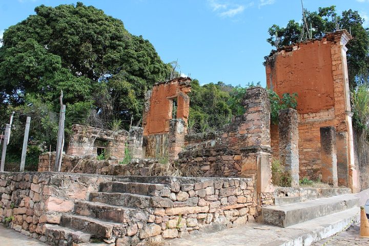 Vale a pena contratar um guia local, que ajuda a revelar histórias, curiosidades e segredos escondidos entre as pedras do vilarejo.