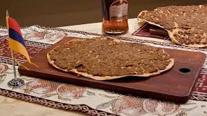 Sfiha ArmÃªnia (SÃ­ria e LÃ­bano) â VersÃ£o aberta da esfiha, com carne moÃ­da bem temperada e toque de limÃ£o, crocante nas bordas e suculenta no centro