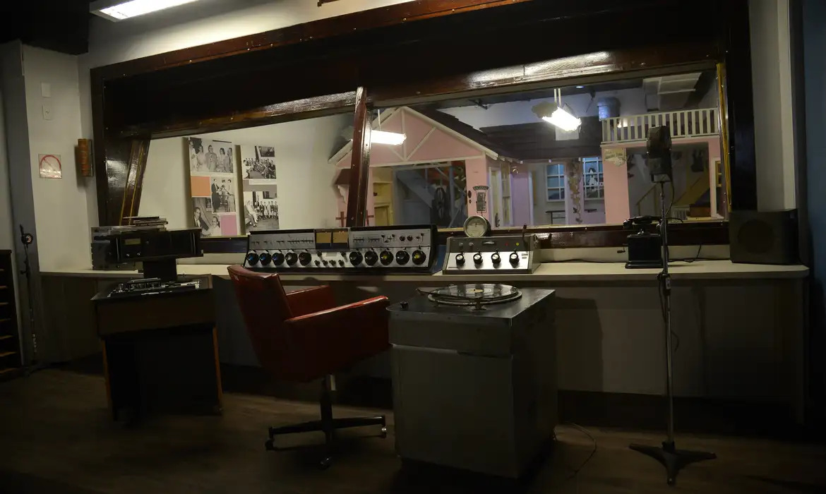 A emissora lançou uma série de 90 radiodocumentários e um novo site, como parte da contagem regressiva para os 90 anos em agosto de 2026. As ações reforçam o legado histórico da rádio e sua conexão com o público em diferentes plataformas.
