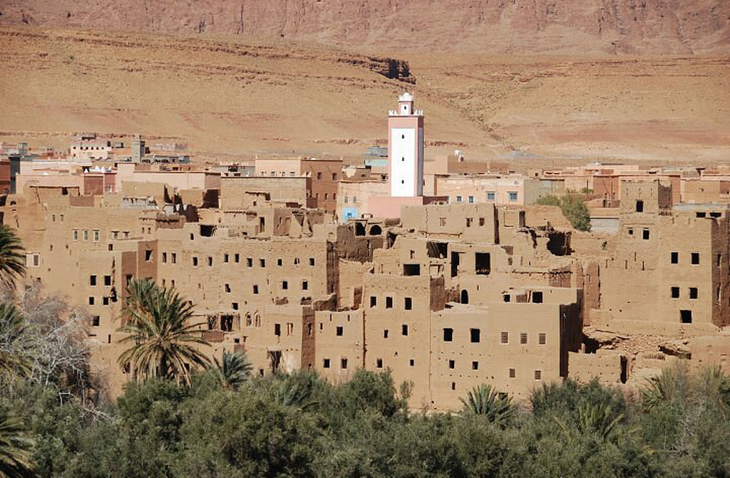 Pequenas aldeias como Tamtatoucht e Tinghir oferecem hospedagem simples e vistas deslumbrantes da garganta. Casas de barro e ruas estreitas compõem o cenário típico da região. A vida segue o ritmo das montanhas e do sol.