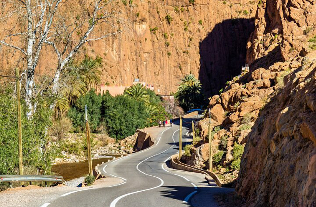 A estrada que leva à garganta é asfaltada e bem sinalizada, facilitando o acesso para turistas. Há estacionamento próximo e opções de transporte local. Mesmo quem viaja sem guia consegue explorar com segurança.