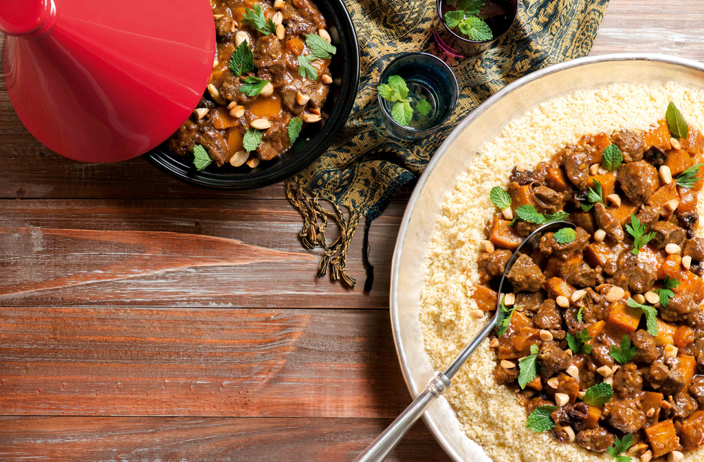 Nos arredores, é possível provar pratos típicos como tajine de cordeiro e cuscuz com legumes frescos. Os sabores são intensos, aromáticos e preparados com ingredientes da região. Comer ali é experimentar o Marrocos em cada garfada.