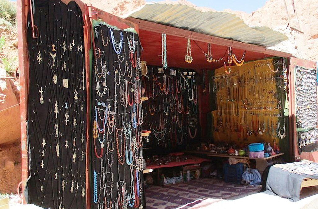 Lojas e feiras locais vendem tapetes, cerâmicas e joias feitas à mão por artesãos da região. Cada peça carrega símbolos e histórias da cultura berbere. É uma forma de levar um pedaço da viagem para casa.