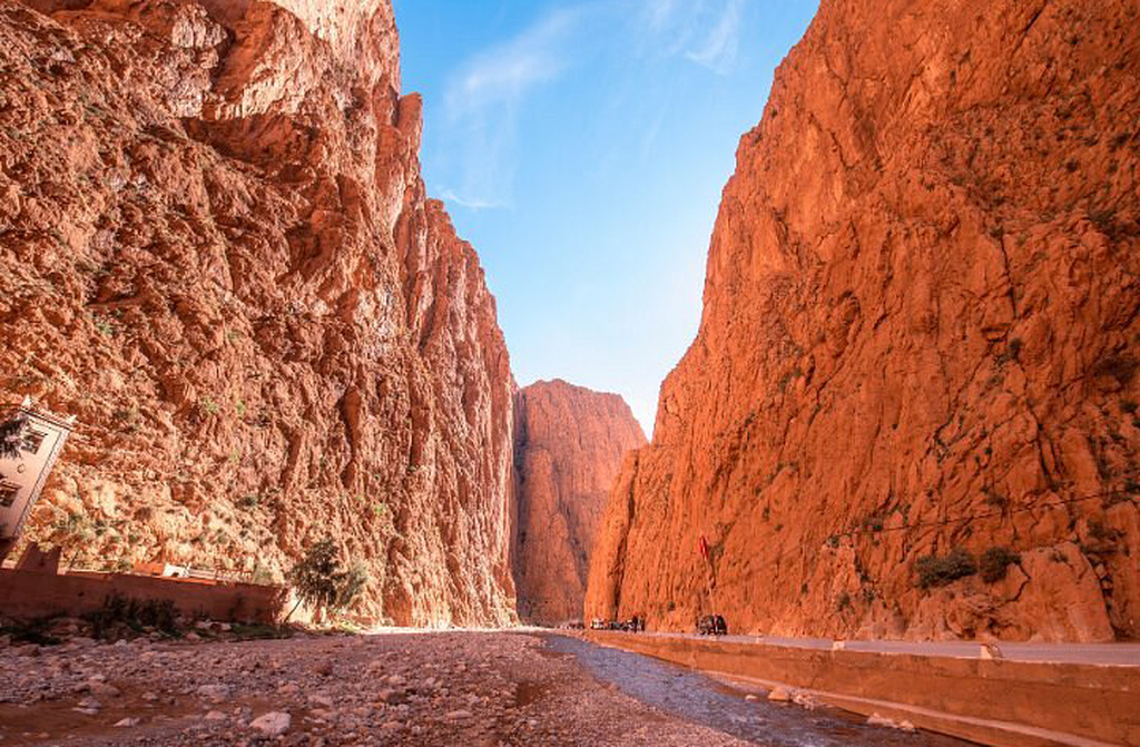 No coração de Tinghir, a Garganta de Todra se ergue como uma das paisagens mais impressionantes do Marrocos. Com desfiladeiros que ultrapassam 300 metros de altura, esse cenário rochoso é um convite à contemplação e à aventura. Entre muralhas naturais e oásis escondidos, Todra revela a força da natureza e a beleza do inesperado.