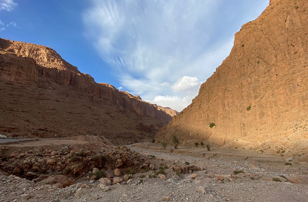 A Garganta de Todra é considerada um tesouro geológico e cultural do Marrocos, protegida por leis ambientais. Pesquisadores estudam suas formações rochosas e biodiversidade. Preservar esse lugar é garantir que futuras gerações também se encantem.