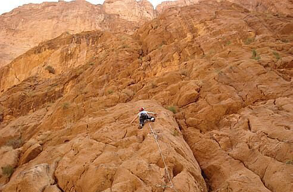 Alguns trechos da garganta chegam a 320 metros de altura, criando um verdadeiro cânion marroquino. A sensação de pequenez diante das paredes gigantes é inevitável. É um lugar onde o silêncio ecoa e o tempo parece desacelerar.