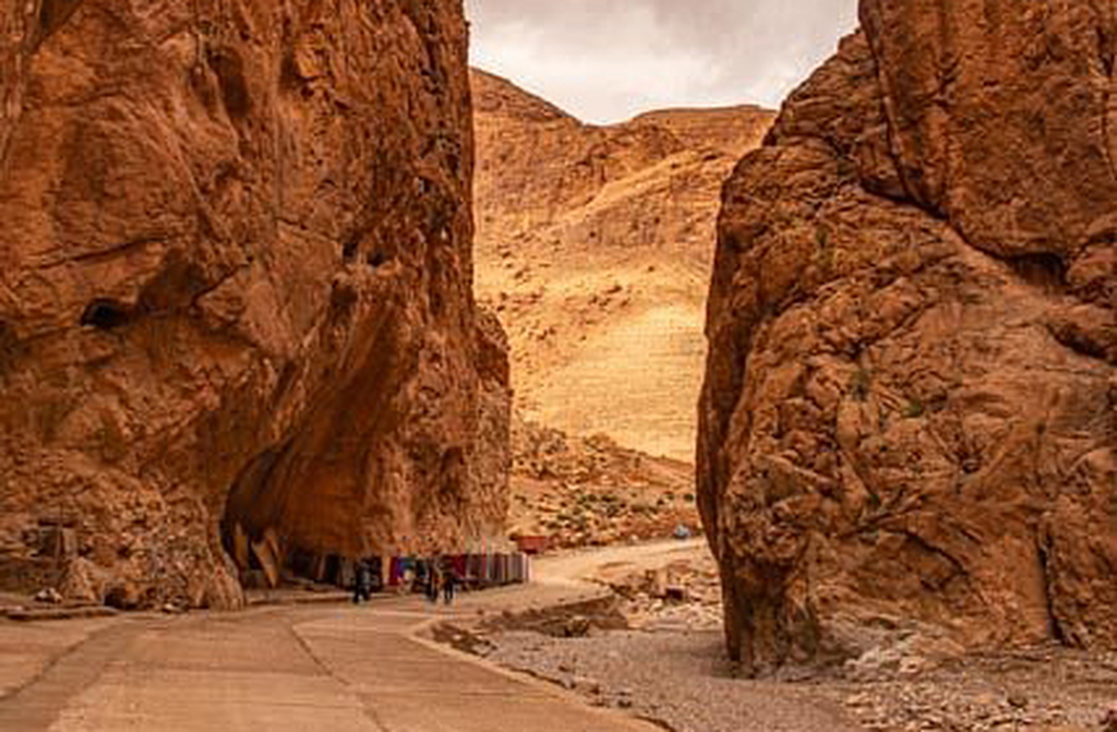 A luz do sol transforma as cores das rochas ao longo do dia, indo do dourado ao vermelho intenso. Ao entardecer, o desfiladeiro se pinta de tons quentes e dramáticos. Cada hora oferece uma paleta diferente para os olhos e para as lentes.