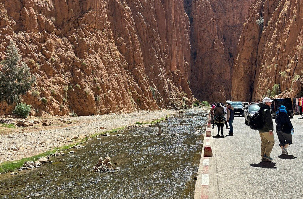 A trilha principal atravessa o desfiladeiro, permitindo que visitantes caminhem entre paredes colossais. O percurso é plano e acessível, ideal para todos os tipos de viajantes. Cada passo é acompanhado pelo murmúrio do rio e pelo canto das aves.