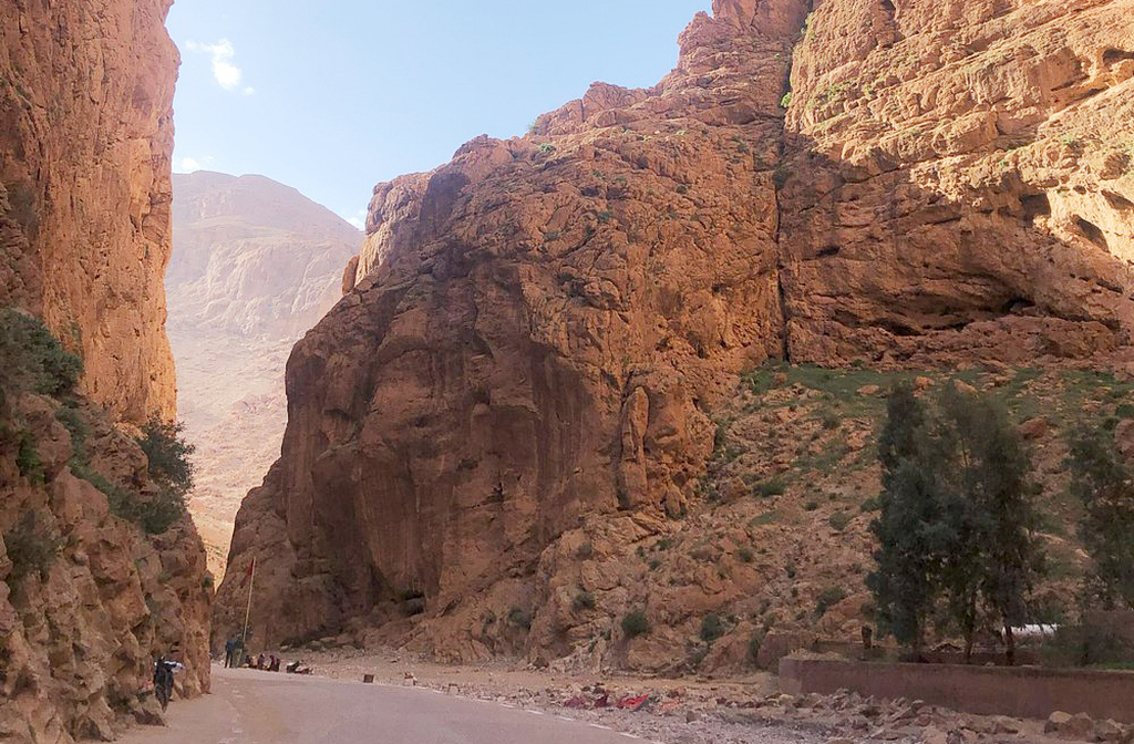 Mesmo sob o calor do deserto, o interior da garganta oferece sombra e brisa fresca, tornando o passeio agradável. O microclima criado pelas paredes altas é um alívio natural. É como entrar em um santuário escondido no meio do Saara.