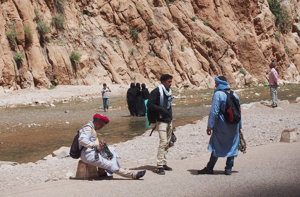A região é habitada por comunidades berberes, que mantêm tradições ancestrais e recebem turistas com hospitalidade. A língua, os trajes e os costumes revelam uma identidade rica e preservada. Conversar com os moradores é mergulhar na história viva do Marrocos.