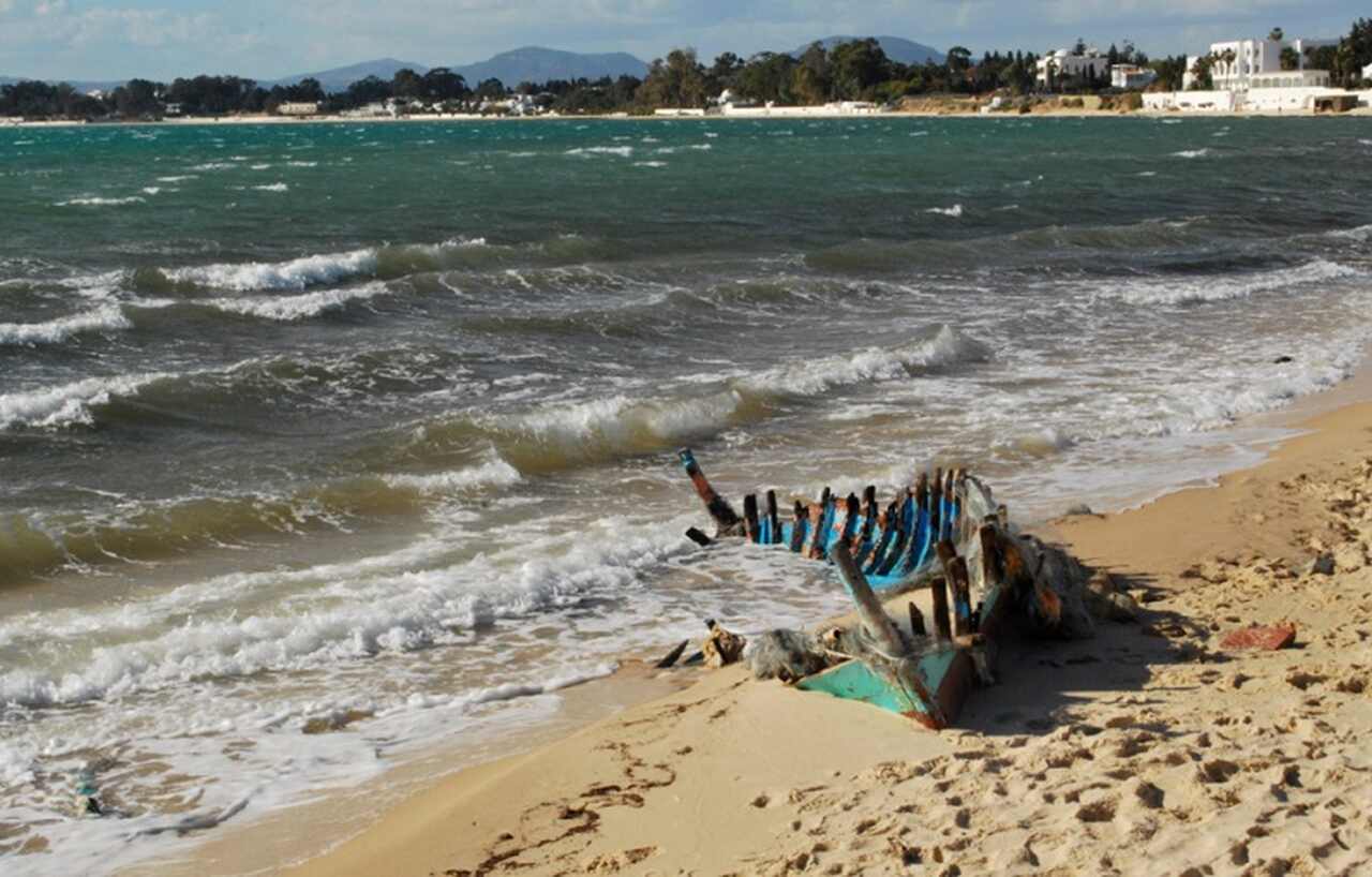 Escavadoras são usadas para restaurar essas áreas, vitais para o turismo, na cidade de Hammamet . Essa situação não é apenas uma questão ambiental, mas um reflexo das dificuldades econômicas do país, onde o turismo representa uma parte significativa do PIB e do emprego.