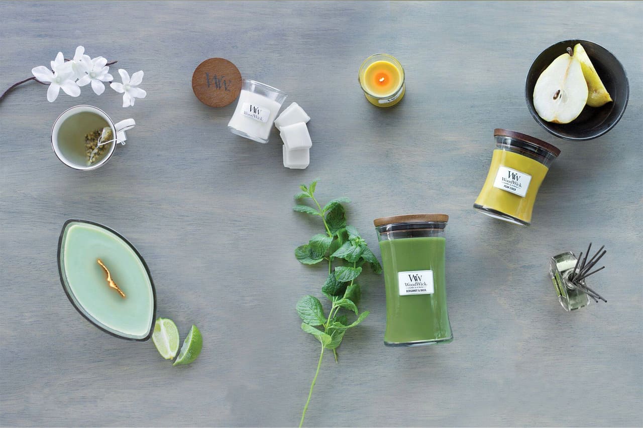 Entre as variedades naturais, destacam-se o olíbano, a mirra e o copal, cada um com aroma e simbologia próprios.
