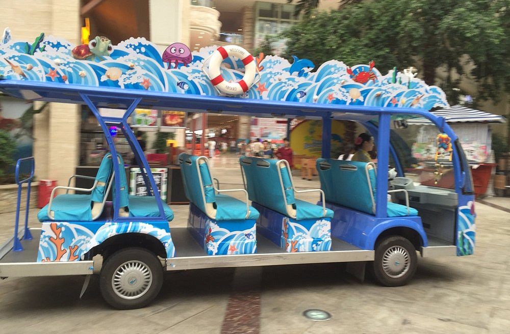 Há ruas internas com sinalização de trânsito e transporte elétrico, permitindo circulação fluida dentro do complexo.