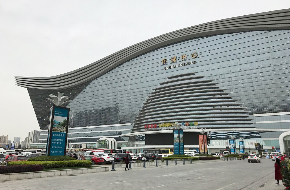 Erguido em Chengdu, na China, o New Century Global Center é o edifício mais largo do mundo, com 1,76 milhão de metros quadrados. Mais que uma construção, é um símbolo da ambição humana e da engenharia moderna, abrigando uma cidade inteira sob um teto.