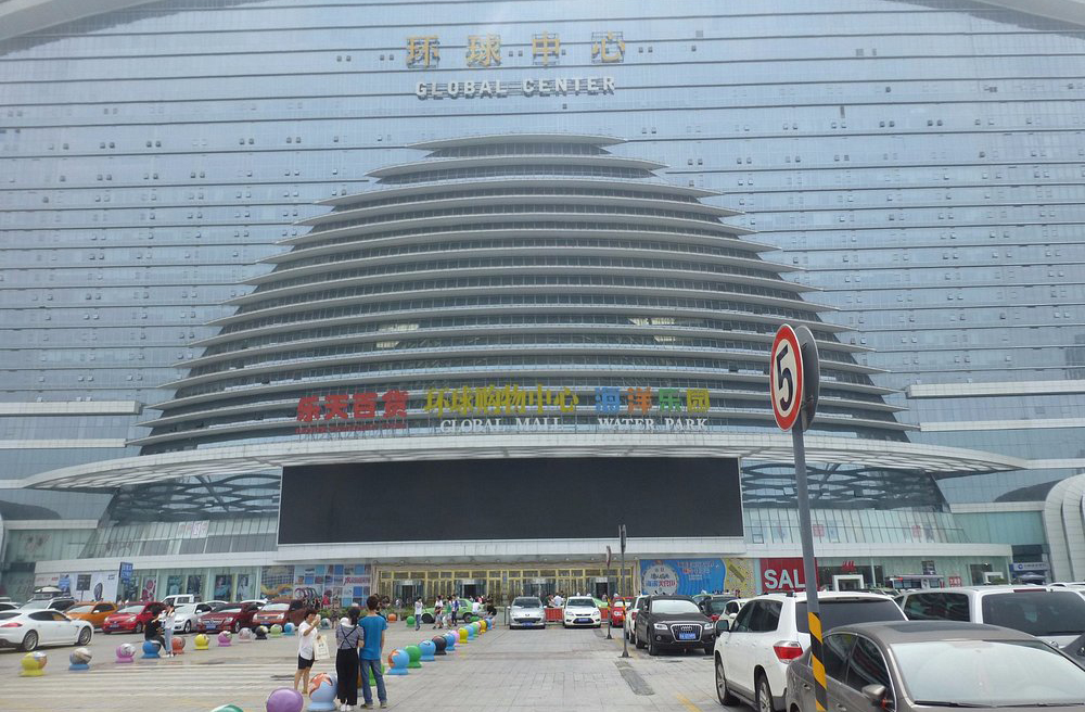 Sua área é tão vasta que caberiam 20 aviões Boeing 747 lado a lado, com espaço de sobra para praças e avenidas internas.