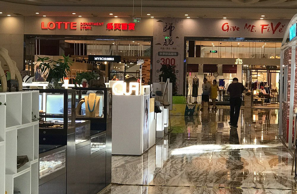 O maior shopping da regiÃ£o estÃ¡ dentro do edifÃ­cio, com mais de duas mil lojas que vÃ£o de marcas locais a grifes internacionais.