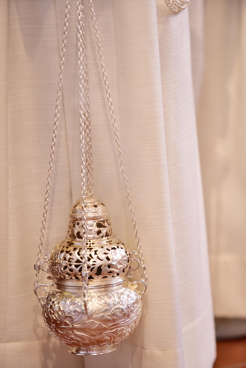 O Cristianismo também adotou o incenso em suas liturgias, como símbolo da oração que sobe ao céu.